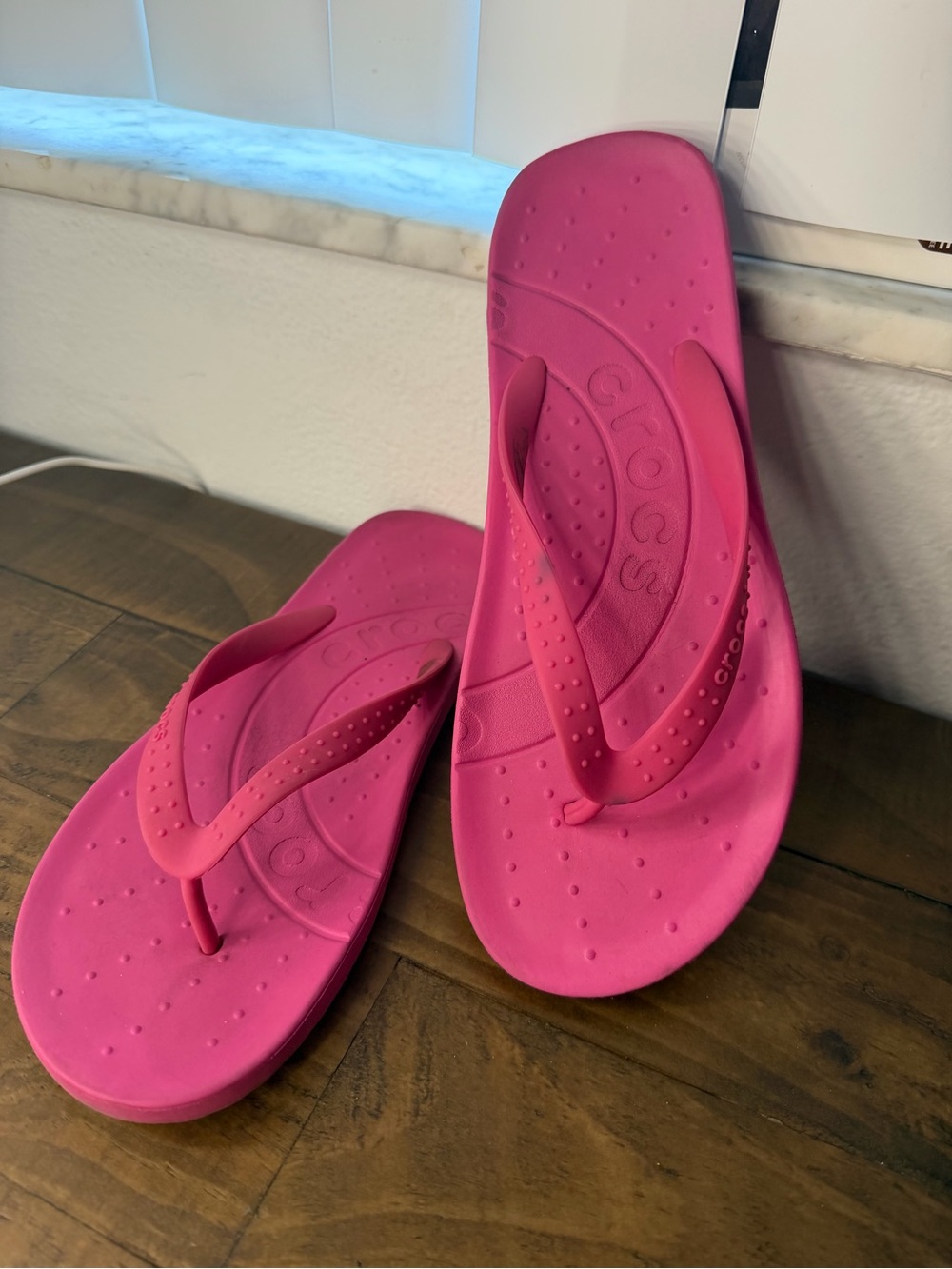 Crocs pink flip flops women’s sandals flip flops hot pink size M6 W8